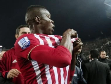 Τούμπα: Ένταση με Σισέ μετά τη λήξη της αναμέτρησης - Έδειξε το σήμα του Ολυμπιακού στην κερκίδα (φωτο)